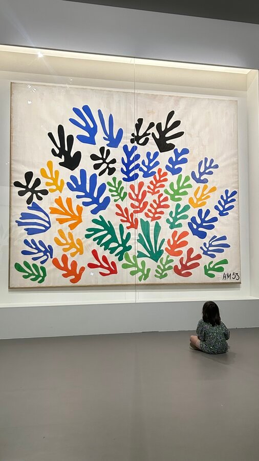 Gabriela Sánchez frente a un cut-out de Matisse